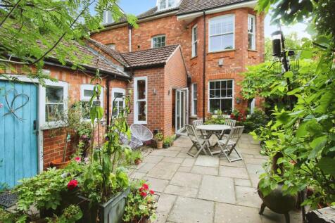 5 bedroom semi-detached house for sale