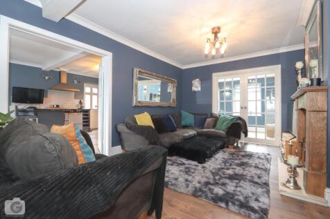 4 bedroom end of terrace house for sale