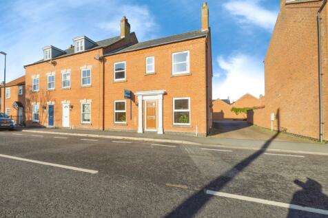 4 bedroom end of terrace house for sale