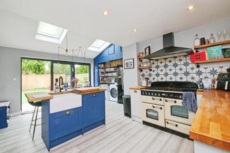 2 bedroom semi-detached house for sale
