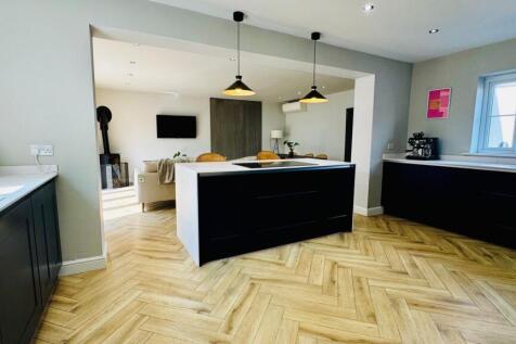 6 bedroom detached house for sale