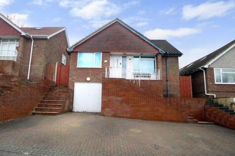 Deeds Grove, High Wycombe HP12 4 bed detached bungalow for sale