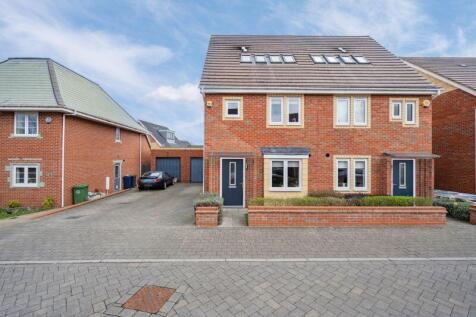 Robertson Place, High Wycombe HP11 4 bed semi