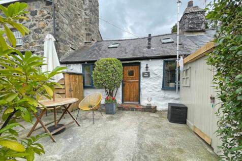 Gyrn Goch, Caernarfon, Gwynedd, LL54 2 bed terraced house for sale