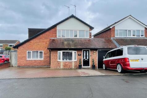 Kinross Close, Off The Raywoods, 4 bed link detached house for sale