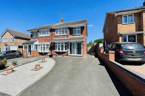 3 bedroom semi-detached house for sale