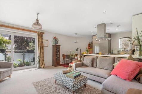 Trewsbury Road, Sydenham, London, SE26 2 bed apartment for sale