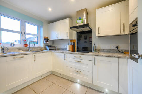 Moor Knoll Fold, Wakefield, WF3 3 bed semi