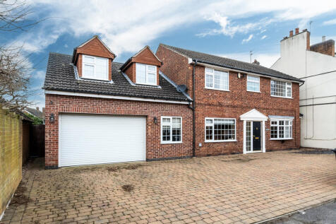 5 bedroom detached house for sale