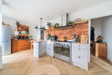 4 bedroom semi-detached house for sale