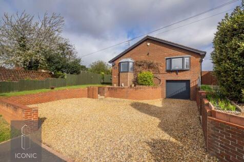 Beccles Road, Fritton, Great Yarmouth 3 bed detached bungalow for sale