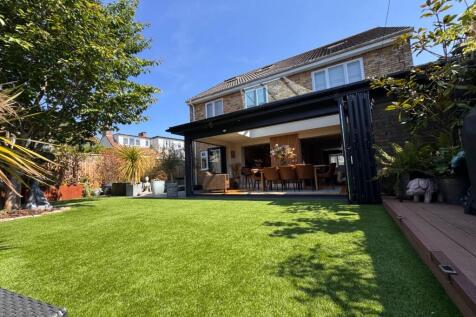 6 bedroom detached house for sale