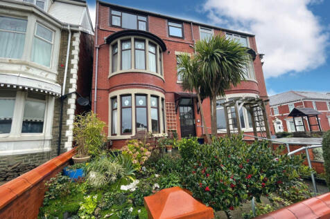 5 bedroom semi-detached house for sale