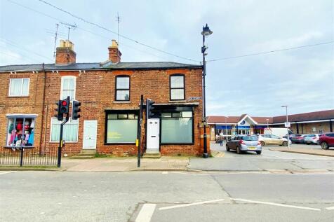 4 bedroom end of terrace house for sale