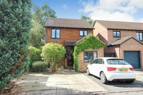 Kings Chase, East Molesey KT8 4 bed detached house for sale