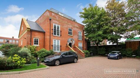 Queens Reach, East Molesey KT8 3 bed apartment for sale