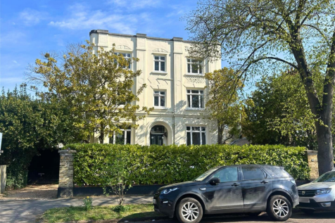 Wolsey Road, East Molesey KT8 2 bed penthouse for sale