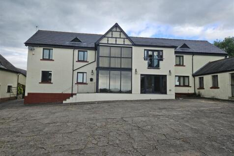 5 bedroom link detached house for sale