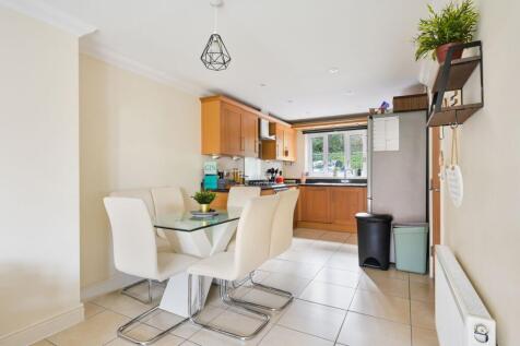 Lower Dene, East Grinstead, RH19 4 bed townhouse for sale