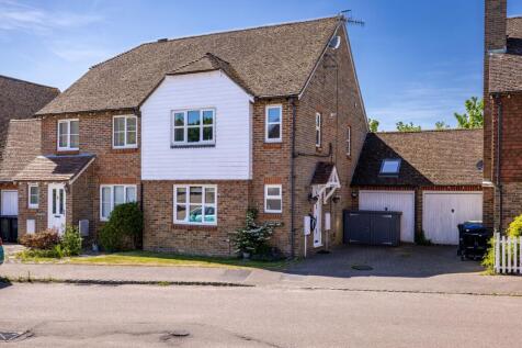 Bluebell Close, East Grinstead, RH19 4 bed semi