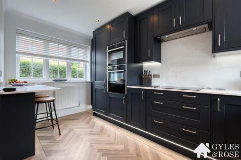 2 bedroom semi-detached house for sale