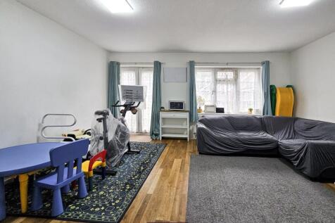 Bramble Close, Stanmore HA7 2 bed maisonette for sale