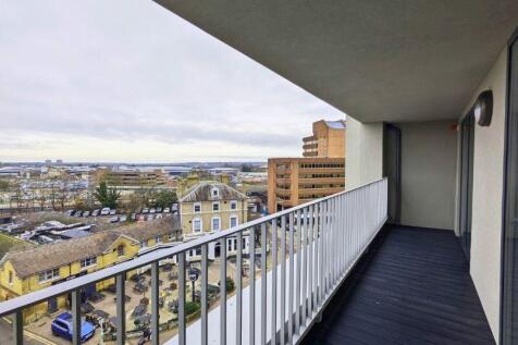 24 Junction Court, Watford 3 bed apartment for sale