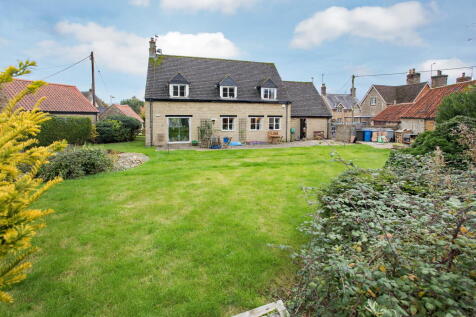 Corby NN18 4 bed detached house for sale