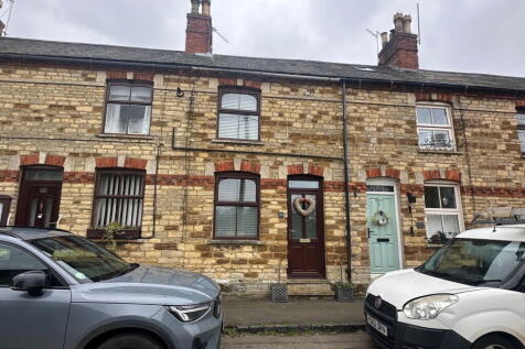 High Street, Corby NN17 2 bed cottage for sale