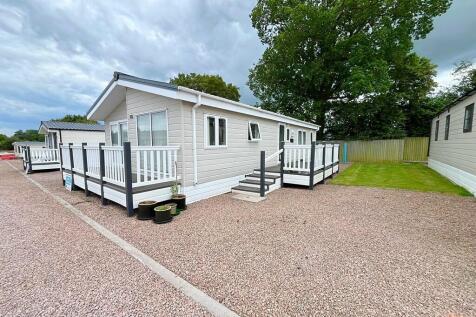 Pixley End, Trumpet 2 bed mobile home for sale