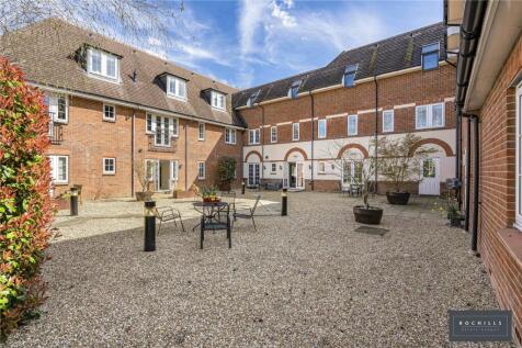 Between Streets, Cobham, Surrey, KT11 2 bed apartment for sale