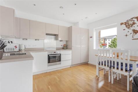 Kennett Lane, Chertsey, Surrey, KT16 2 bed apartment for sale