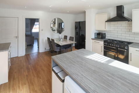 Chipstead Valley Road, Coulsdon, CR5 3BU 2 bed terraced house for sale