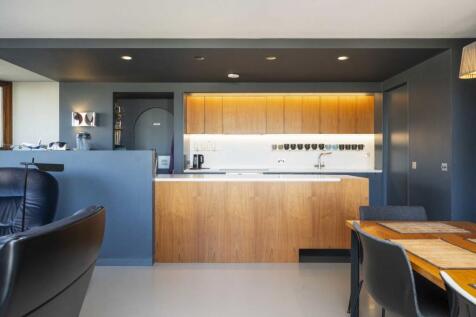 3 bedroom flat for sale
