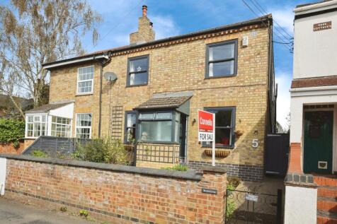 3 bedroom semi-detached house for sale