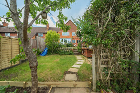Chatsworth Avenue, Haslemere, Surrey... 2 bed maisonette for sale