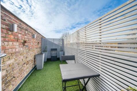 Leghorn Road, Kensal Green, London, NW10 3 bed flat for sale