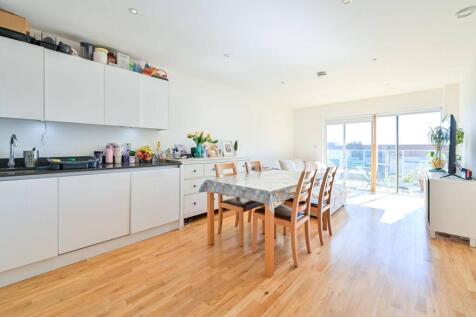 Streatham High Road, Streatham... 2 bed flat for sale