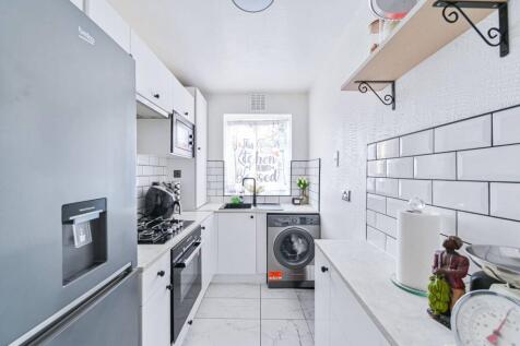 Streatham High Road, Streatham Hill... 2 bed flat for sale
