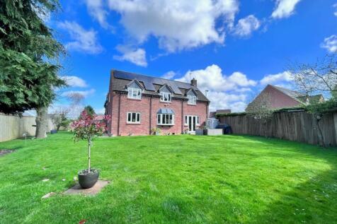 4 bedroom detached house for sale