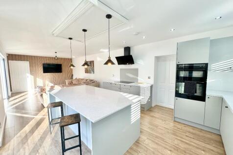 4 bedroom semi-detached house for sale