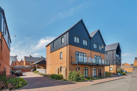 Granadiers Road, Winchester... 4 bed house for sale