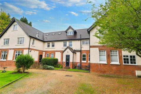 The Crescent, Farnham, Surrey, GU9 2 bed apartment for sale