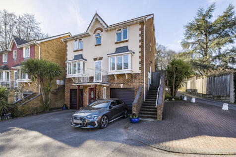 Russet Glade, Aldershot, Hampshire, GU11 4 bed detached house for sale
