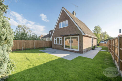 Willow Way, Farnham, Surrey, GU9 3 bed detached house for sale