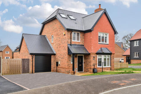 Armsworth Way, Farnham, Surrey, GU9 4 bed detached house for sale