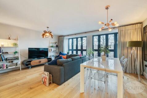 Millbank Close, Farnham, Surrey, GU9 3 bed townhouse for sale