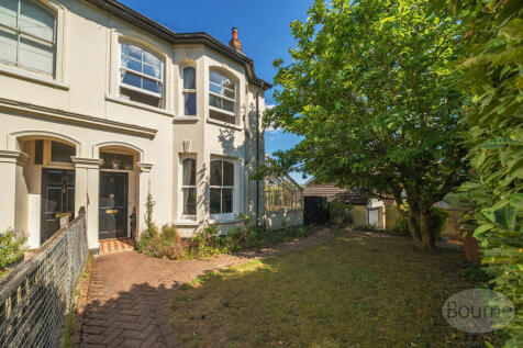 The Crescent, Farnham, Surrey, GU9 3 bed semi