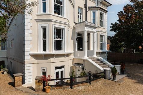 Raglan Road, Reigate 2 bed apartment for sale