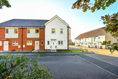 Row Town, Row Town, Addlestone, KT15 3 bed end of terrace house for sale